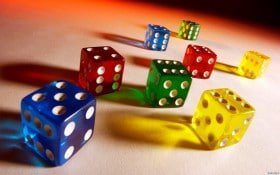 Tampilan permainan Reactoonz dengan grid 7x7 dan simbol-simbol berwarna